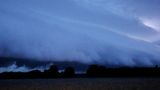 Dunkle Gewitterwolken über Häusern