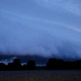 Dunkle Gewitterwolken über Häusern