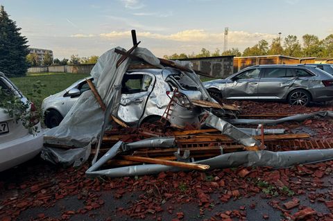 Parkende Autos schwer beschädigt durch Teile eines Daches