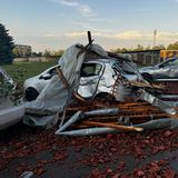 Parkende Autos schwer beschädigt durch Teile eines Daches