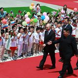 Große Freude bei den Kleinen: Beim Empfang in Pjöngjang schreiten Putin und Kim an Fahnen schwenkenden Kindern vorbei. Der Besuch des russischen Staatsoberhaupts in Nordkorea ist komplett durchinszeniert
