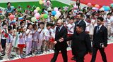 Große Freude bei den Kleinen: Beim Empfang in Pjöngjang schreiten Putin und Kim an Fahnen schwenkenden Kindern vorbei. Der Besuch des russischen Staatsoberhaupts in Nordkorea ist komplett durchinszeniert