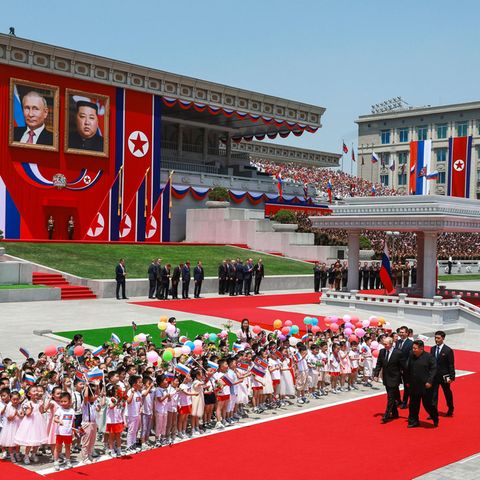 Putin und Kim Jong Un laufen über den roten Teppich