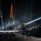 Naomi Campbell vor Eiffelturm auf dem Laufsteg