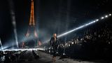 Naomi Campbell vor Eiffelturm auf dem Laufsteg