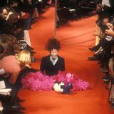 Naomi Campbell fällt während der Vivienne Westwood-Show