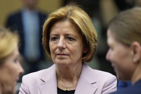 Malu Dreyer, Ministerpäsidentin von Rheinland-Pfalz, im Gespräch mit zwei Frauen