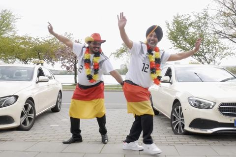 Lovely und Monty, zwei Taxifahrer und Brüder aus Hamburg haben für die EM 2024 einen Punjabi-Popsong komponiert. Dazu gibt es auch ein Musikvideo, das derzeit viral geht.