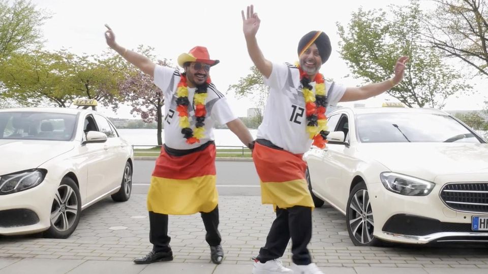 EM 2024: Inoffizielle "Bollywood"-Hymne von Hamburger Taxifahrern wird zum Hit Lovely und Monty, zwei Taxifahrer und Brüder aus Hamburg haben für die EM 2024 einen Punjabi-Popsong komponiert. Dazu gibt es auch ein Musikvideo, das derzeit viral geht.