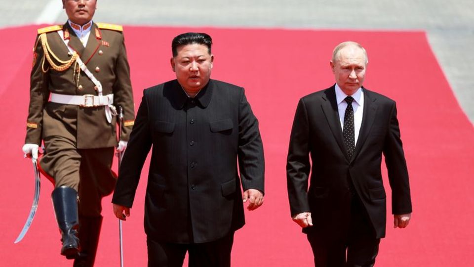 Russlands Präsident Wladimir Putin (r) und Nordkoreas Machthaber Kim Jong Un wollen ihr Partnerschaft stärken. Foto: Vladimir Sm