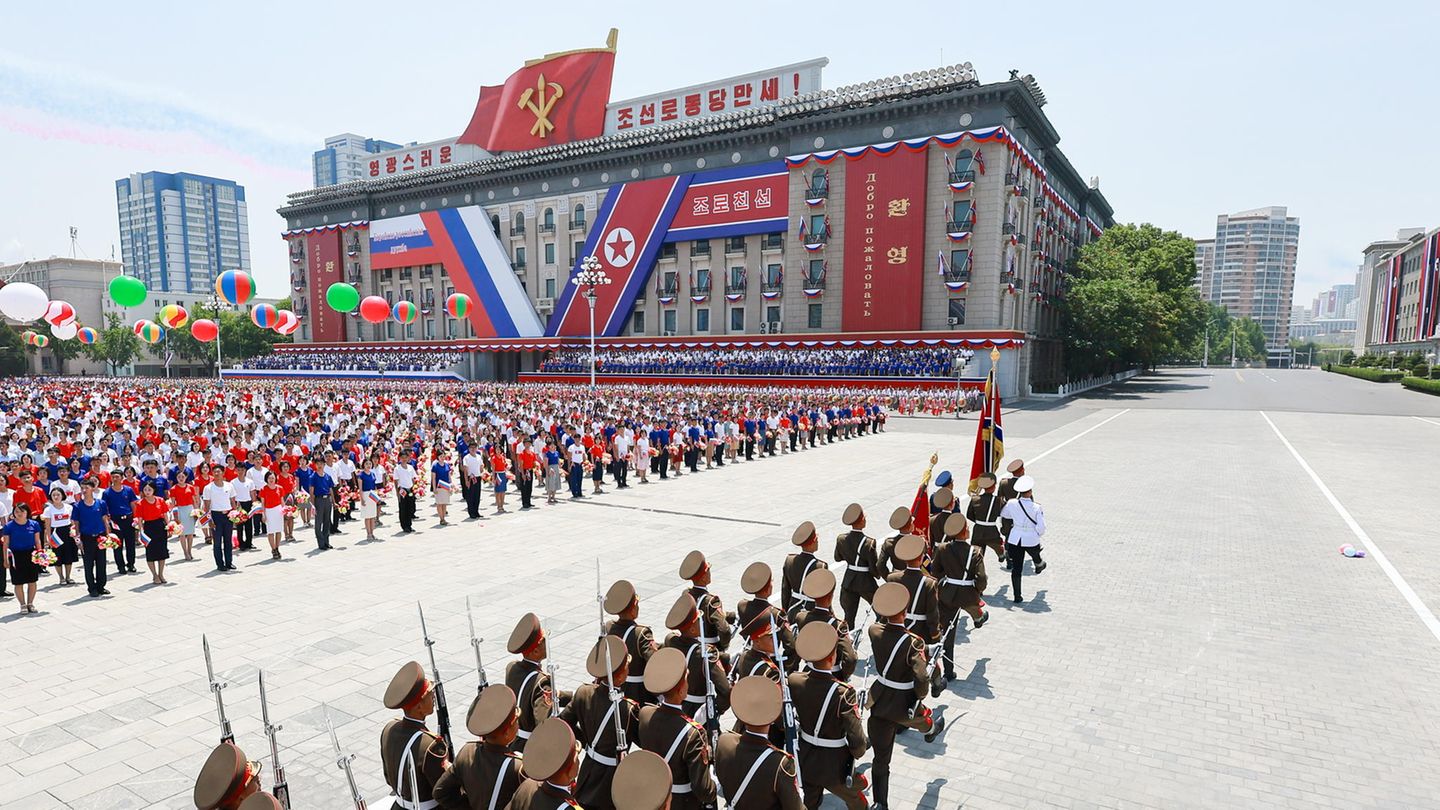 Offizielle Zeremonie auf dem Kim Il-Sung-Platz in Pjöngjang zum Putin-Besuch
