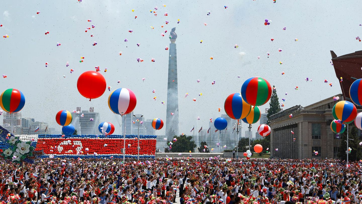 Ein großes Ballon-Festival? Nein, hier werden nur die russisch-nordkoreanische Freundschaft und Wladimir Putin gefeiert. Es dürfte sich aber hierbei um eine Pflichtveranstaltung für die Bewohner der Hauptstadt handeln