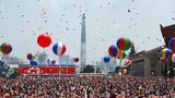 Ein großes Ballon-Festival? Nein, hier werden nur die russisch-nordkoreanische Freundschaft und Wladimir Putin gefeiert. Es dürfte sich aber hierbei um eine Pflichtveranstaltung für die Bewohner der Hauptstadt handeln