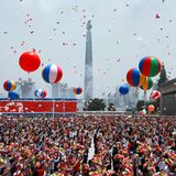 Ein großes Ballon-Festival? Nein, hier werden nur die russisch-nordkoreanische Freundschaft und Wladimir Putin gefeiert. Es dürfte sich aber hierbei um eine Pflichtveranstaltung für die Bewohner der Hauptstadt handeln
