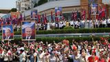 Einstudiertes Synchron-Winken und Jubeln für Kim und Putin