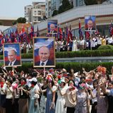 Einstudiertes Synchron-Winken und Jubeln für Kim und Putin