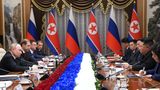 Der russische Präsident Wladimir Putin (l) und Nordkoreas Machthaber Kim Jong Un (2.v.r) nehmen an Gesprächen teil