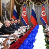 Der russische Präsident Wladimir Putin (l) und Nordkoreas Machthaber Kim Jong Un (2.v.r) nehmen an Gesprächen teil