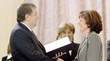 1995 trat sie in die SPD ein und kandidierte als Bürgermeisterin in Bad Kreuznach. Die gewonnene Wahl wurde der Auftakt für weitere Ämter in ihrem Heimat-Bundesland: Ab 2002 leitete sie das Landesministerium für Arbeit, Soziales, Familie und Gesundheit. Bei ihrer Vereidigung 2006 umschloss der Bereich auch das Thema Frauen (Foto)