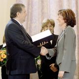 1995 trat sie in die SPD ein und kandidierte als Bürgermeisterin in Bad Kreuznach. Die gewonnene Wahl wurde der Auftakt für weitere Ämter in ihrem Heimat-Bundesland: Ab 2002 leitete sie das Landesministerium für Arbeit, Soziales, Familie und Gesundheit. Bei ihrer Vereidigung 2006 umschloss der Bereich auch das Thema Frauen (Foto)