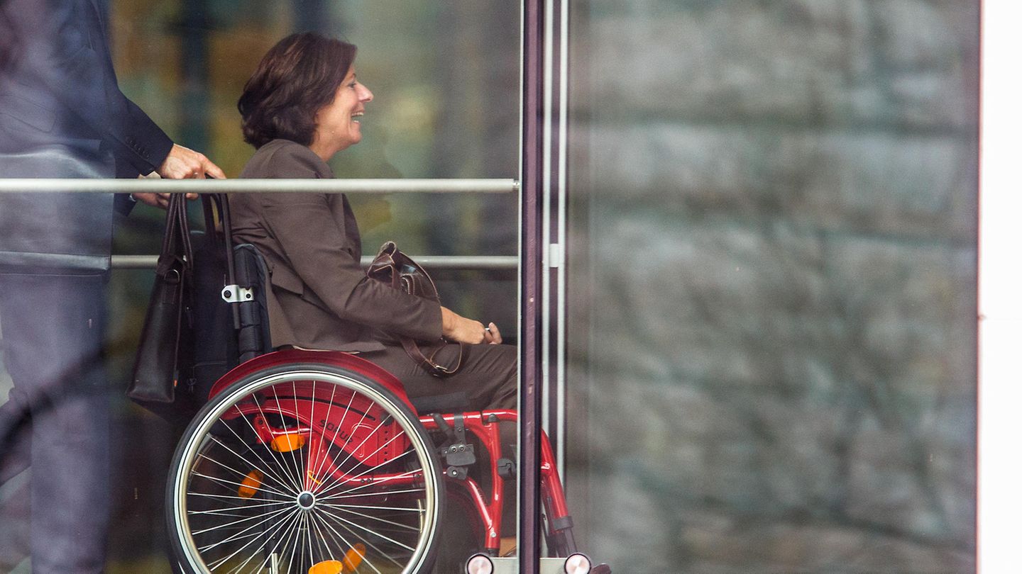 Begleitet wird Dreyers Leben von einer MS-Erkrankung. Multiple Sklerose, eine Nervenerkrankung, wurde 1995 bei der SPD-Politikerin diagnostiziert. Sie hielt die Diagnose auf Anraten ihres Arztes elf Jahre lang geheim, bevor sie öffentlich darüber sprach. Dreyer sitzt deshalb teilweise im Rollstuhl – will damit aber auch bewusst vorleben, dass hohe Ämter trotzdem möglich sind. Dem "Tagesspiegel" sagte sie im März: "Nachdem ich die Krankheit öffentlich gemacht habe, spürte ich schnell, wie sehr das eine Ermutigung für viele Frauen und Männer ist, die ebenfalls eine chronische Erkrankung haben. [...] So bin ich wohl im doppelten Sinne ein Vorbild, und darüber freue ich mich."