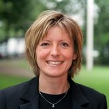 Geboren wurde Dreyer (hier 2002) in Neustadt an der Weinstraße. Später studierte sie erst Anglistik und Theologie in Mainz, wechselte nach einem Jahr aber zu Rechtswissenschaften. Das Studium schloss sie mit beiden Examina ab