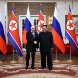 Der russische Präsident Wladimir Putin (l) und Nordkoreas Machthaber Kim Jong Un schütteln sich die Hände