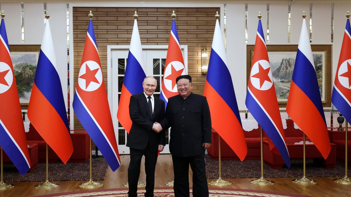 Der russische Präsident Wladimir Putin (l) und Nordkoreas Machthaber Kim Jong Un schütteln sich die Hände Der russische Präsident Wladimir Putin (l) und Nordkoreas Machthaber Kim Jong Un schütteln sich die Hände