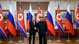 Der russische Präsident Wladimir Putin (l) und Nordkoreas Machthaber Kim Jong Un schütteln sich die Hände