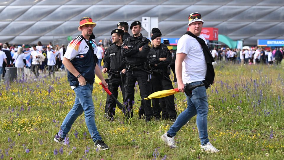 Polizisten beim EM-Spiel in München: Vorsicht, Deeskalation, Eingreifen.