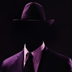 Ein Mann im Anzug, lila eingefärbt, das Gesicht ist nicht sichtbar