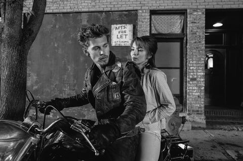 Szene aus "The Bikeriders" mit Austin Butler und Jodie Comer auf Motorrad