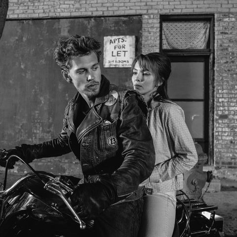 Szene aus "The Bikeriders" mit Austin Butler und Jodie Comer auf Motorrad