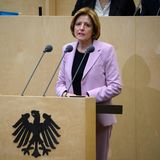 In der Politik sorgt ihre Ankündigung für gemischte Reaktionen. Die Opposition erklärte in Form von CDU-Landeschef Christian Baldauf, der Rückzug verdiene Respekt: "Doch es ist zugleich der Schlussstrich unter eine jahrelange Stillstandspolitik in Rheinland-Pfalz." Bundesjustizminister Marco Buschmann (FDP) erklärte hingegen: "Damit verliert Rheinland-Pfalz eine kompetente, immer gesprächsbereite und sympathische Ministerpräsidentin."