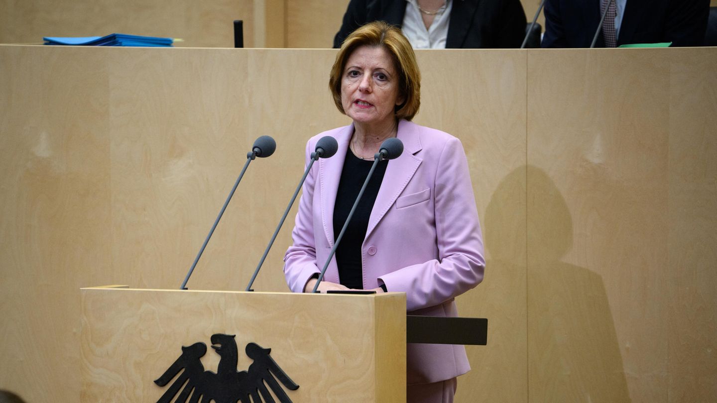 In der Politik sorgt ihre Ankündigung für gemischte Reaktionen. Die Opposition erklärte in Form von CDU-Landeschef Christian Baldauf, der Rückzug verdiene Respekt: "Doch es ist zugleich der Schlussstrich unter eine jahrelange Stillstandspolitik in Rheinland-Pfalz." Bundesjustizminister Marco Buschmann (FDP) erklärte hingegen: "Damit verliert Rheinland-Pfalz eine kompetente, immer gesprächsbereite und sympathische Ministerpräsidentin."
