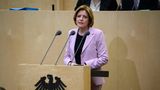 In der Politik sorgt ihre Ankündigung für gemischte Reaktionen. Die Opposition erklärte in Form von CDU-Landeschef Christian Baldauf, der Rückzug verdiene Respekt: "Doch es ist zugleich der Schlussstrich unter eine jahrelange Stillstandspolitik in Rheinland-Pfalz." Bundesjustizminister Marco Buschmann (FDP) erklärte hingegen: "Damit verliert Rheinland-Pfalz eine kompetente, immer gesprächsbereite und sympathische Ministerpräsidentin."