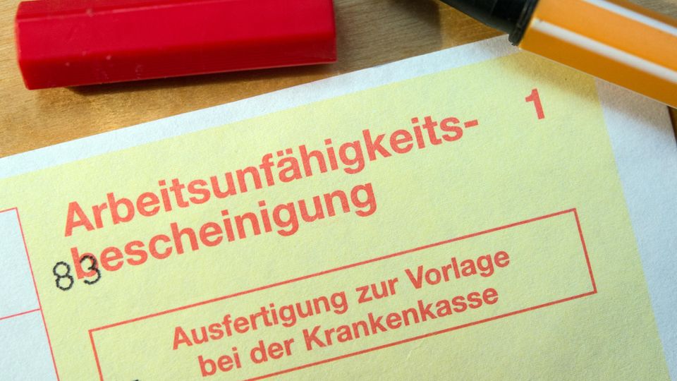 Die Krankenkassen melden seit Jahren einen Anstieg der Krankschreibungen. Eine neue Studie zeigt, dass viele Deutsche es in Ordnung finden, sich auch dann krankschreiben zu lassen, wenn sie sich fit fühlen.