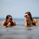 Die Hitze erreicht sogar Kanada. Am Britannia Beach in Ottawa erfrischen sich Danica Gravel (l.) und Ashley Muller im flachen Wasser.