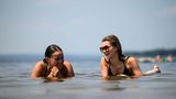 Die Hitze erreicht sogar Kanada. Am Britannia Beach in Ottawa erfrischen sich Danica Gravel (l.) und Ashley Muller im flachen Wasser.