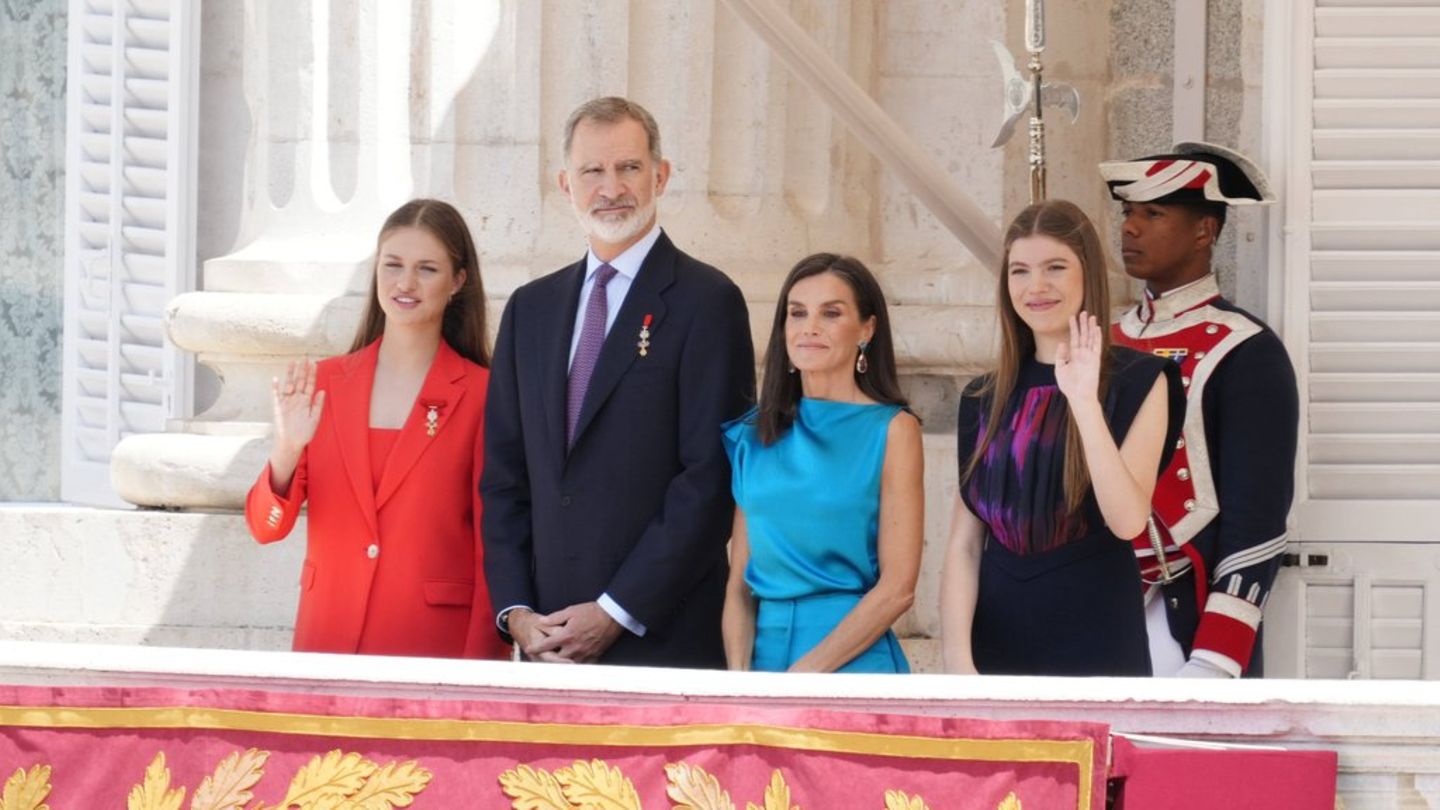 Thronjubiläum in Spanien: Spanische Königsfamilie zeigt sich auf Balkon