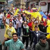 In Kolumbien haben im April Hunderttausende gegen Reformpläne der Regierung protestiert. Die Demonstrationen am Sonntag richteten sich unter anderem gegen Pläne einer Verstaatlichung des Gesundheitssektors. Aber auch die Bestrebungen von President Petro eines "totalen Friedens" mit bewaffneten Guerillagruppen lehnen viele ab. Die innenpolitischen Turbulenzen führen zu einem Anstieg der Auswanderung.  Zwischen Neujahr und Ende Mai 2024 haben 1766 Menschen aus Kolumbien Asyl in Deutschland beantragt.
