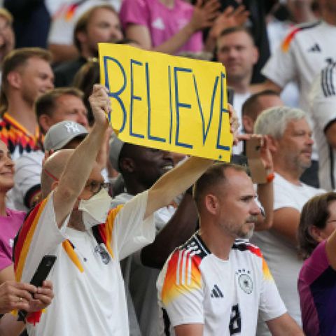 EM 2024: Fan mit Schild