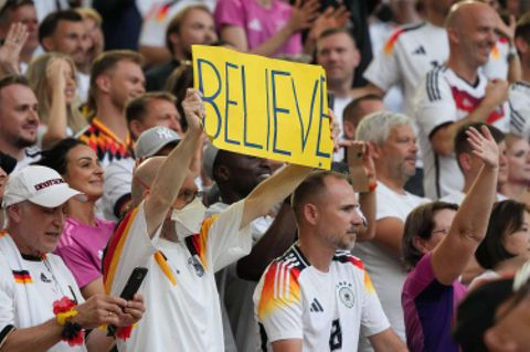 EM 2024: Fan mit Schild