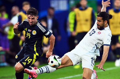 Euro 2024: Schottlands Billy Gilmour und Ricardo Rodriguez von der Schweiz kämpfen um den Ball