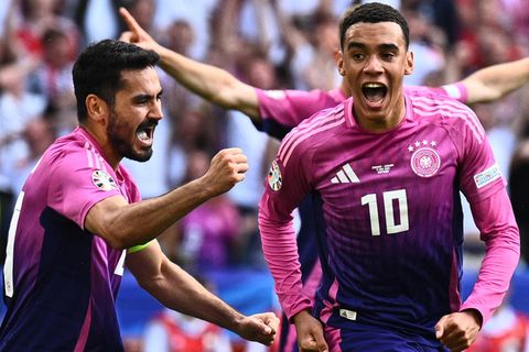 Jamal Musiala (r) und Ilkay Gündogan sicherten der Nationalelf den Platz im EM-Achtelfinale