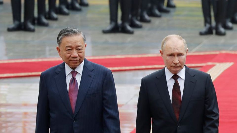 Der vietnamesische Präsident To Lam (l) und Kremlchef Wladimir Putin in Hanoi. Foto: Minh Hoang/Pool AP/AP