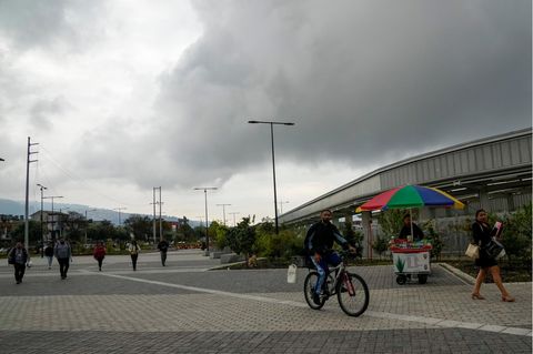 Menschen gehen vor einer U-Bahn-Station in Ecuador, nachdem das ganze Land von einem Stromausfall betroffen war