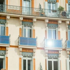 Balkonkraftwerk nicht angemeldet: Viele Balkone am Altbau mit Balkonkraftwerken in der Sonne.