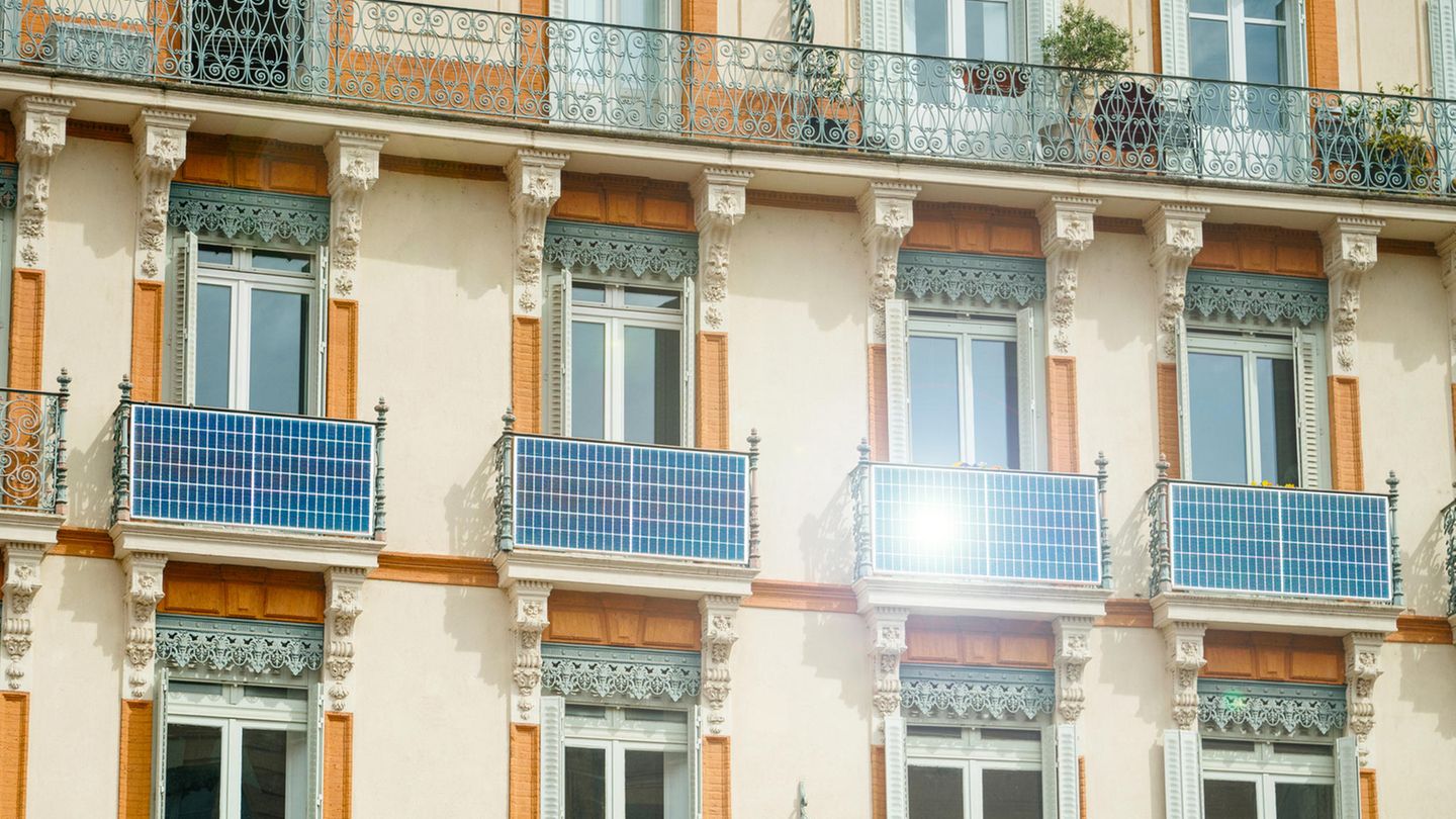 Balkonkraftwerk nicht angemeldet: Viele Balkone am Altbau mit Balkonkraftwerken in der Sonne.