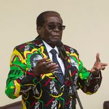 Simbabwes Staatschef Robert Mugabe in buntem Anzug